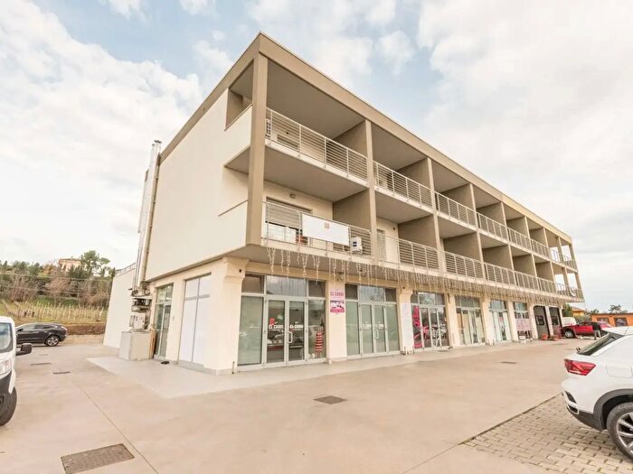 Appartamento con 6 locali in vendita in Contrada Remartello h, Loreto Aprutino