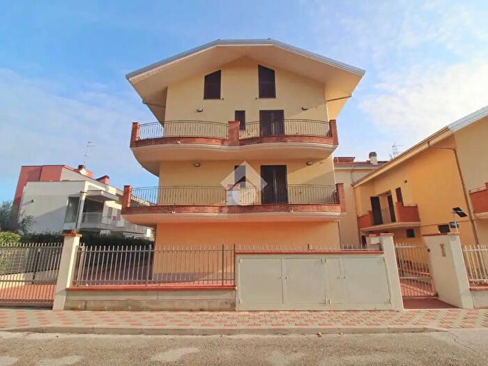 Appartamento trilocale in vendita in Viale dei Pini, Giulianova