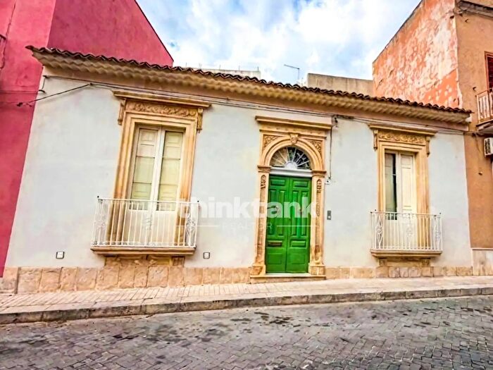 Appartamento con 6 locali in vendita in Via Procida, Avola