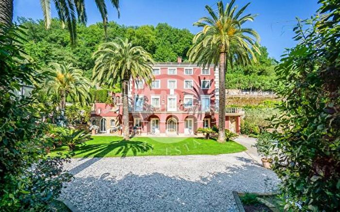 Casa con 6 locali in vendita in Massa