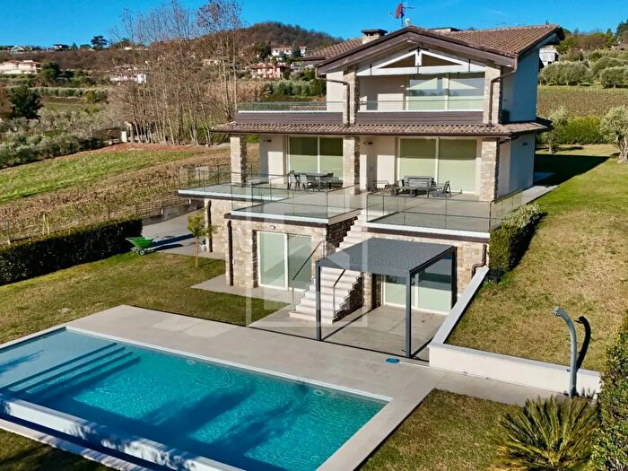 Casa con 11 locali in vendita in Via Mazzane Snc, Moniga Del Garda