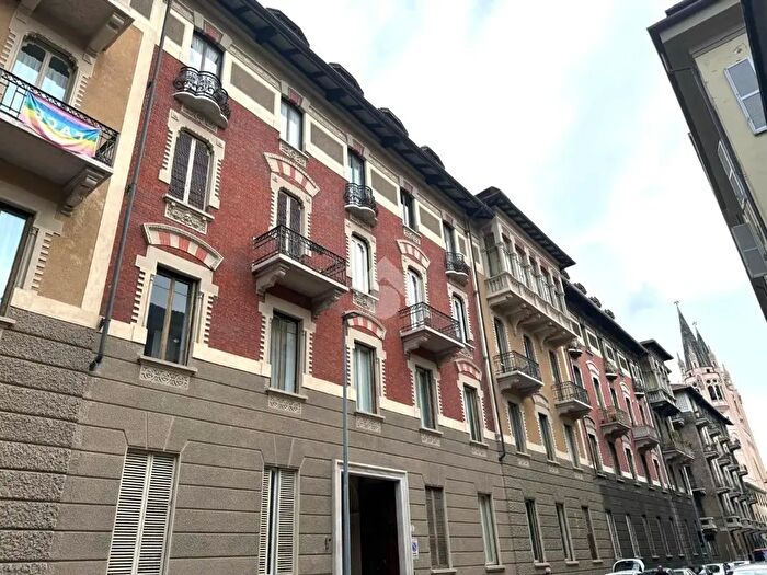 Appartamento trilocale in vendita in Via Oddino Morgari, Torino
