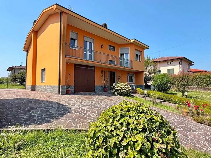 Casa con 7 locali in vendita in Via Milano, Terno D'Isola
