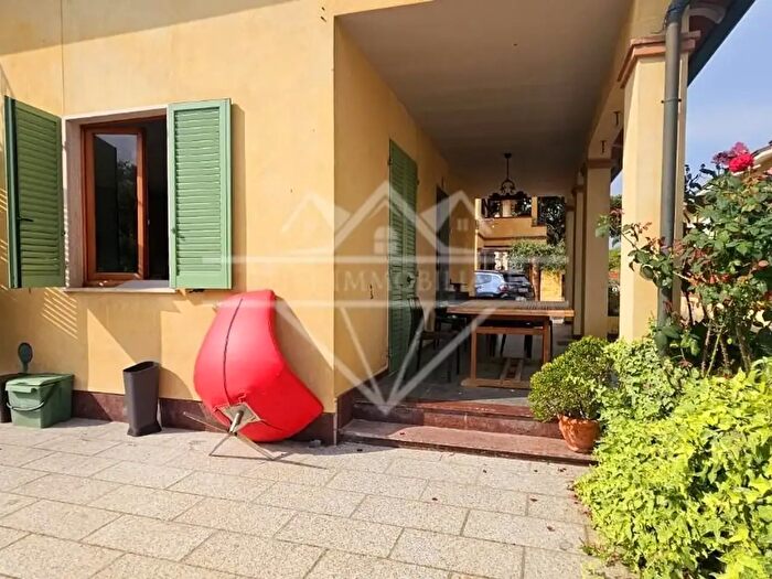 Casa con 5 locali in affitto in Massa