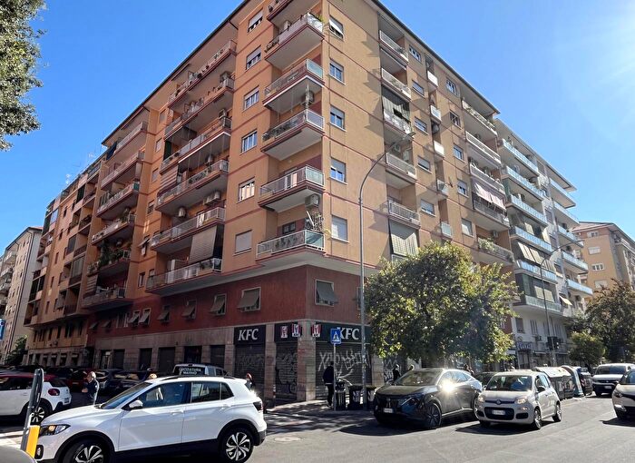 Appartamento trilocale in vendita in Via Tuscolana, Roma