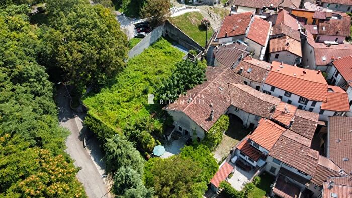 Casa con 10 locali in vendita in Via Lucia, Lecco