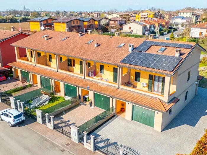 Casa quadrilocale in vendita in Via Prati Landi, Castelnovo Di Sotto