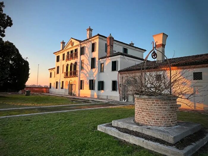 Casa con 10 locali in vendita in Canaro