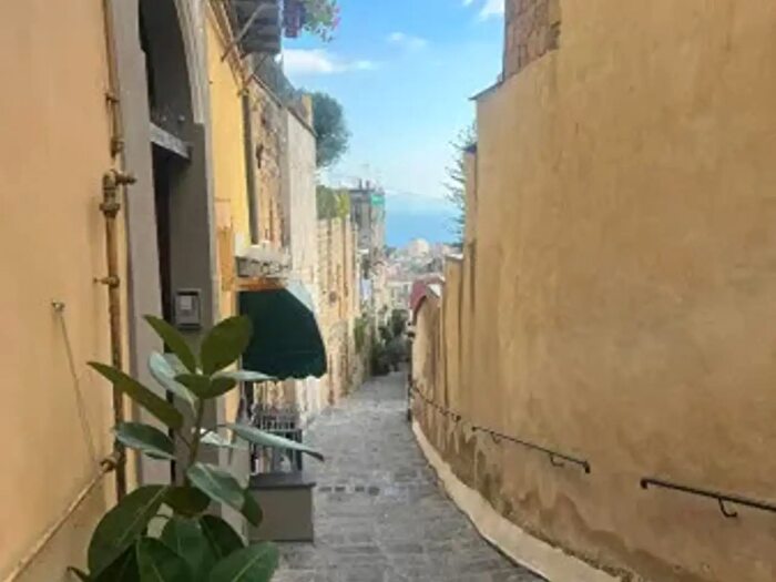 Appartamento monolocale in affitto in Salita del Petraio, Napoli
