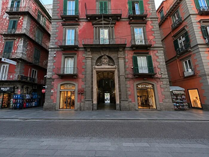 Appartamento bilocale in affitto in Via Toledo, Napoli