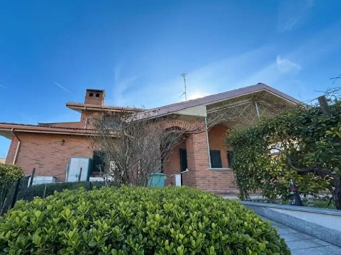 Casa con 6 locali in vendita in Viale Mangiagalli, Godiasco Salice Terme