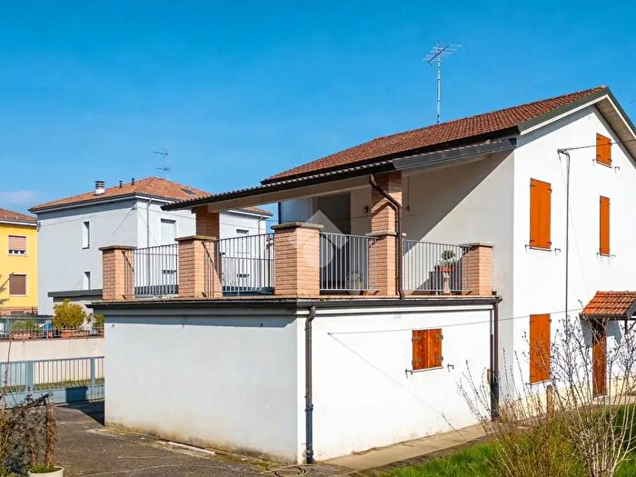 Casa quadrilocale in vendita in Via Roma, Medesano