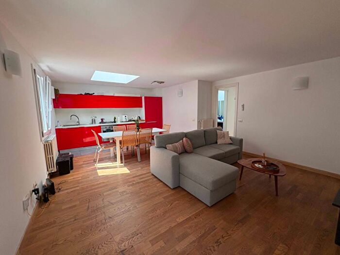 Appartamento trilocale in affitto in Via Pietro Borsieri, Isola, Milano
