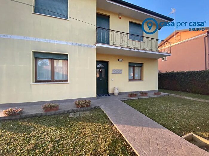 Casa con 5 locali in vendita in Crespino Via Santi Martino E Severo, Crespino