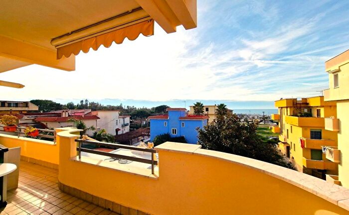 Appartamento con 6 locali in vendita in Mondragone