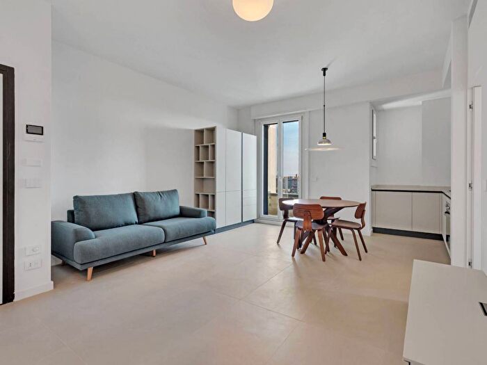 Appartamento trilocale in affitto in Viale Monte Nero, Porta Romana Medaglie dOro, Milano