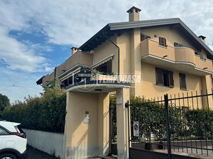 Appartamento trilocale in vendita in Via Francesco Baracca, Ossona