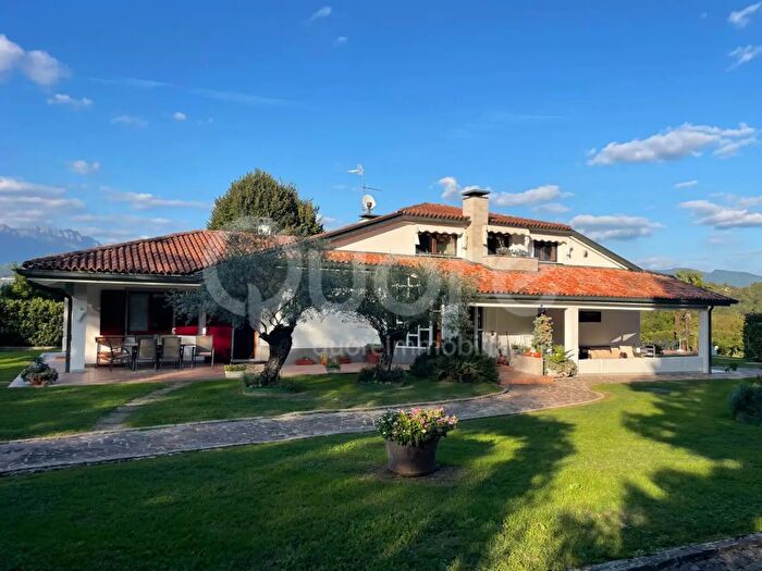 Casa con 15 locali in vendita in Montegnacco, Cassacco