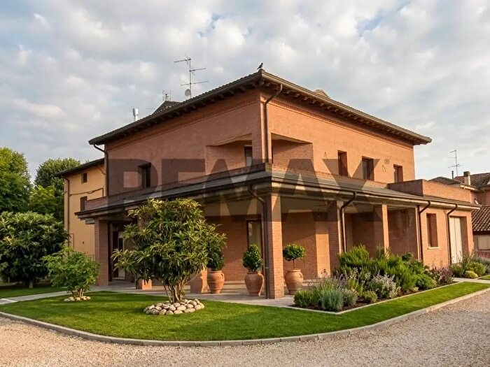 Casa con 8 locali in vendita in Strada Torricella, Sissa Trecasali