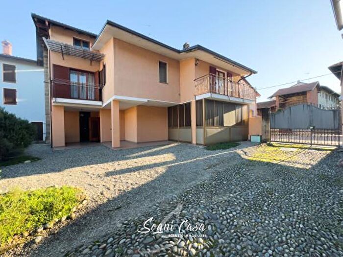 Casa quadrilocale in vendita in Via Roma, Fara Novarese