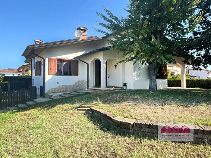 Casa con 6 locali in vendita in Viale Francesco Crispi, Costabissara