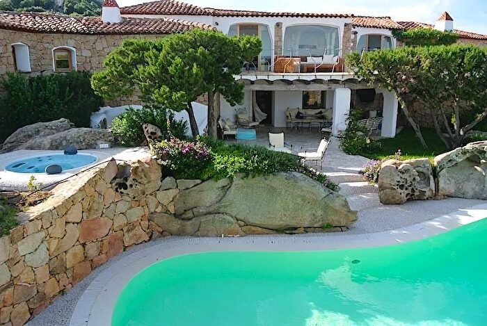 Casa con 13 locali in affitto in Golfo Aranci