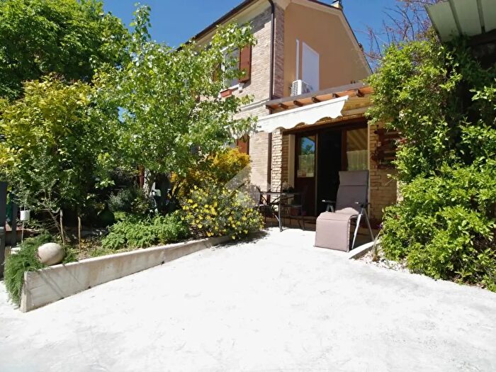 Casa con 6 locali in vendita in Via Montegiano, Mombaroccio