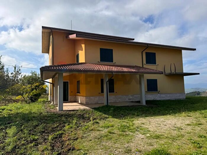 Casa con 13 locali in vendita in Contrada Colle Pellegrino Snc, Baranello