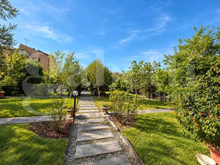 Appartamento con 5 locali in vendita in Via Giardini, Modena