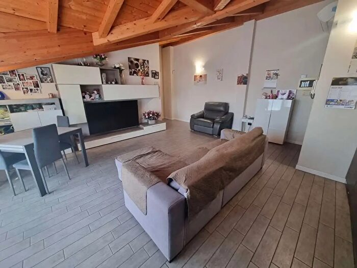 Appartamento trilocale in vendita in Via Deledda, Desio