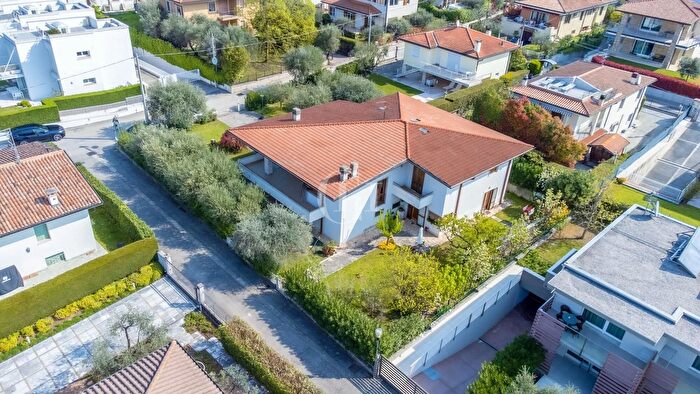 Casa con 9 locali in vendita in Bardolino