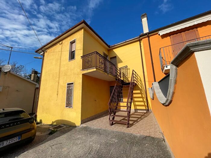Casa con 6 locali in vendita in Via Lucania, San Giovanni Teatino