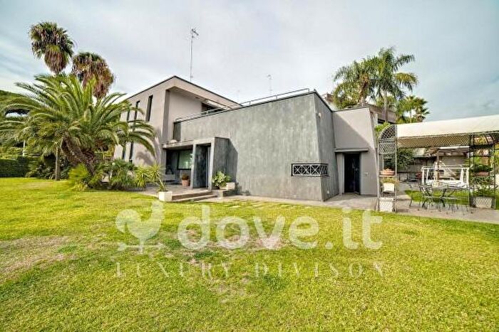 Casa con 6 locali in vendita in Aci Castello