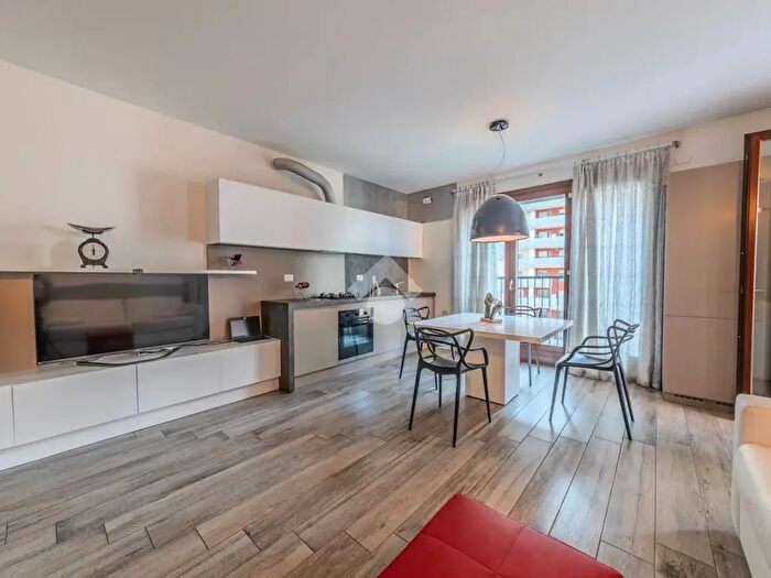 Appartamento trilocale in vendita in Viale Sarca, Milano