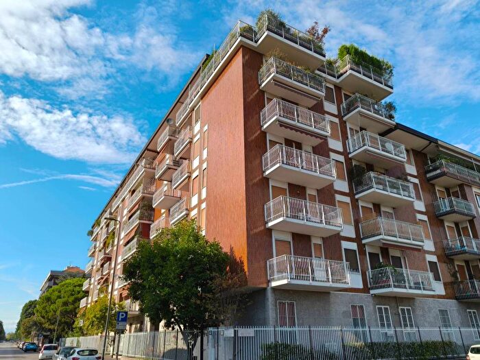 Appartamento trilocale in affitto in Via dei Ciclamini, Primaticcio, Milano