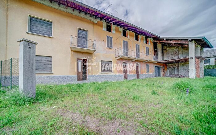 Casa con 5 locali in vendita in Angera