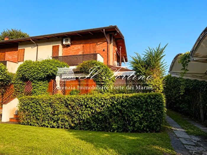 Casa con 7 locali in vendita in Forte Dei Marmi
