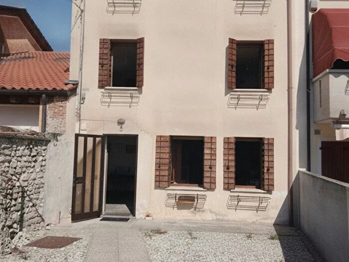 Casa con 6 locali in vendita in Romano D'Ezzelino