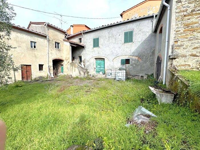 Casa con 15 locali in vendita in Pistoia