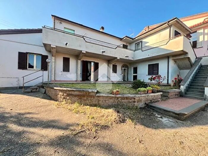 Casa con 11 locali in vendita in Via Fiordini, Montefiascone