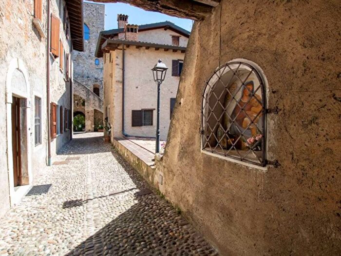 Appartamento bilocale in affitto in Via Castello, Padenghe sul Garda