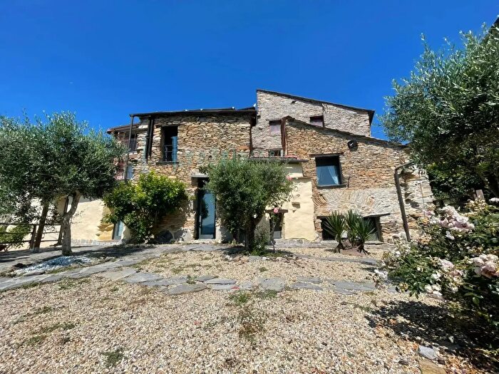 Casa con 6 locali in vendita in Via per Acquila, Borghetto DArroscia