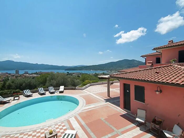 Casa quadrilocale in vendita in Via Consumella, Portoferraio