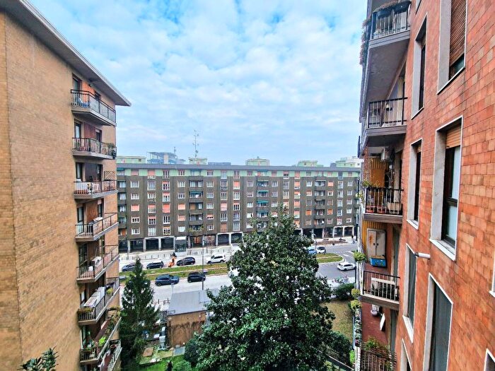 Appartamento trilocale in affitto in Via Lorenteggio, Giambellino, Milano