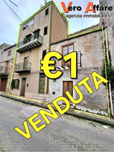 Casa con 6 locali in vendita in Campofranco