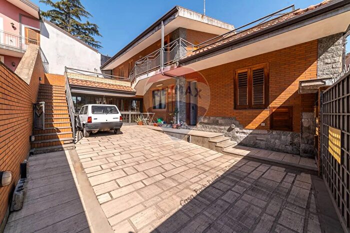 Appartamento trilocale in vendita in Via Carcara, Aci Catena