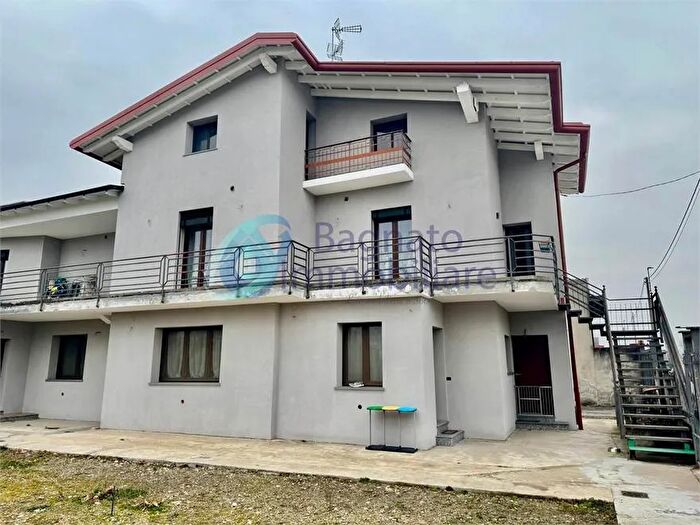 Casa con 8 locali in vendita in Gattinara