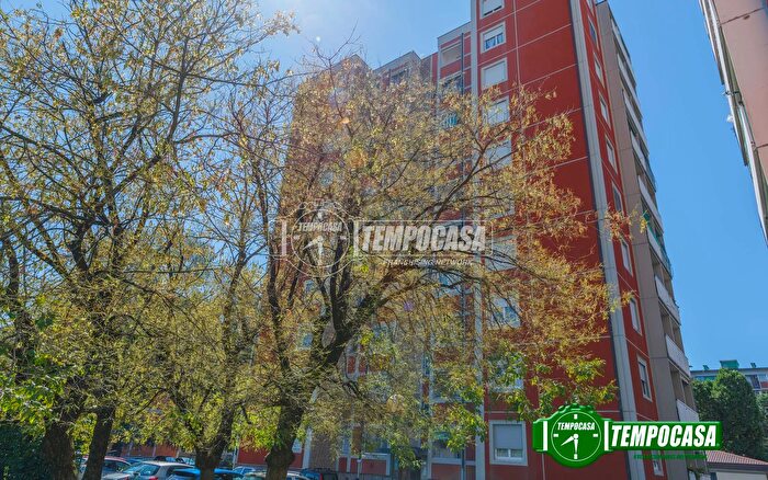 Appartamento trilocale in vendita in Via dei Salici, Milano