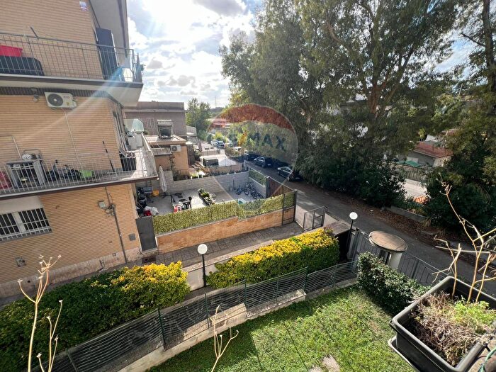 Appartamento quadrilocale in vendita in Via Serravalle Scrivia, Roma