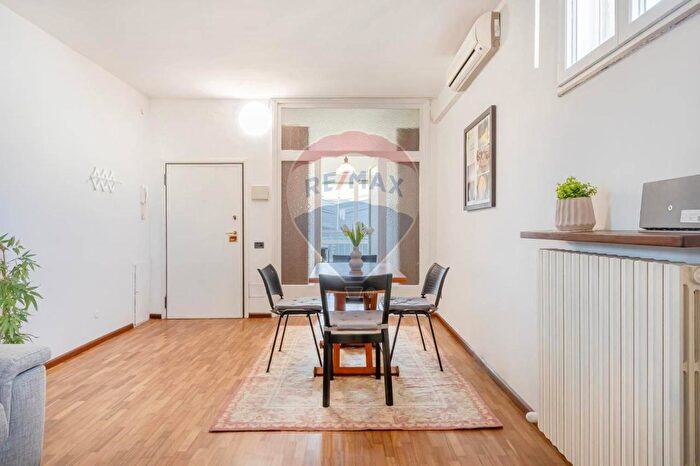 Appartamento bilocale in vendita in Viale San Michele, Parma